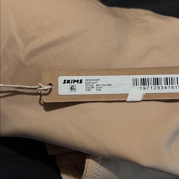 SKIMS BODY UNDERWIRE THONG BODYSUIT CLAY - Picture 3 of 3